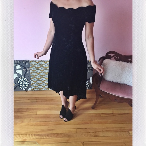 Scalloped off the shoulder dress - Picture 2 of 3